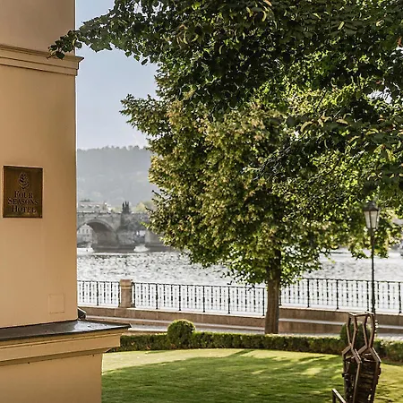 فندق فور سيزونز براغ